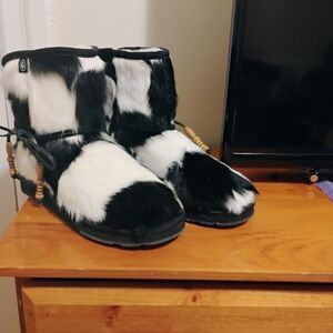Stylish Black and White Women's Winter Boots
